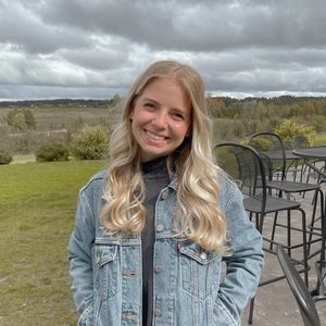 Meet your Posher, Claudia